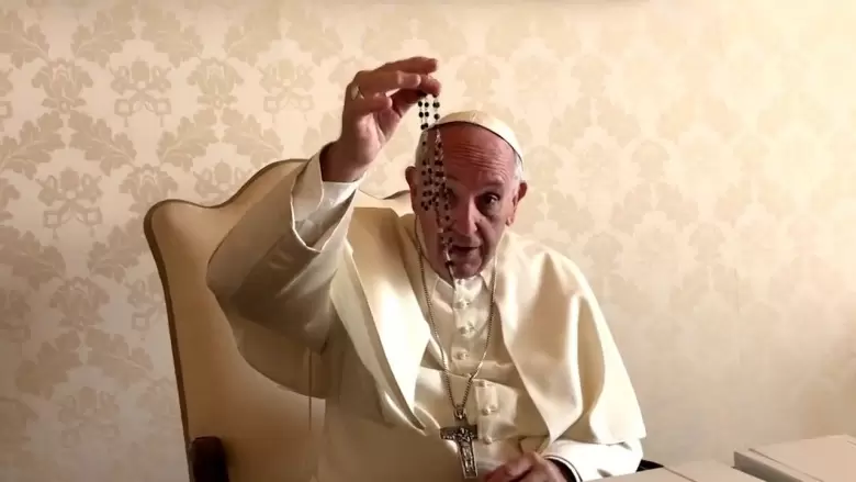 Papa-Francisco-reza-el-Rosario