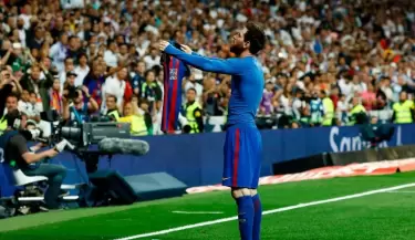 el-historico-festejo-del-gol-500-messi-mostrando-su-camiseta-barcelona-cara-la-t