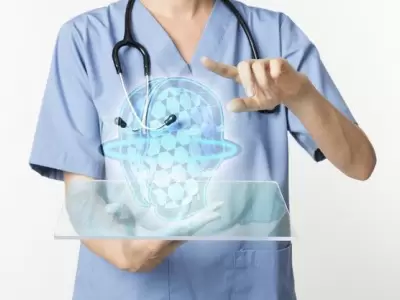 medicos-que-utilizan-tableta-transparente-tecnologia-medica-holograma_53876-9711