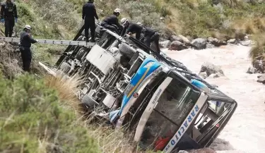 29 muertos al caer un ómnibus a un precipicio en Perú