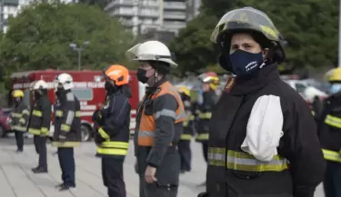 los-bomberos-llegaron-reclamar-su-vacuna-una-ruidosa-protesta-el-monumento-la-ba