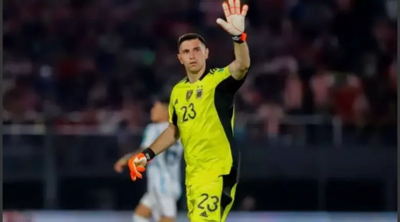 Dibu Martínez saludo