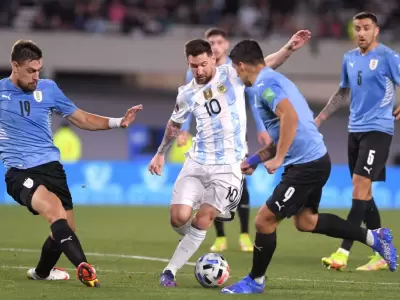argentina-uruguay-eliminatorias-lionel-messijpg-e1636661461826