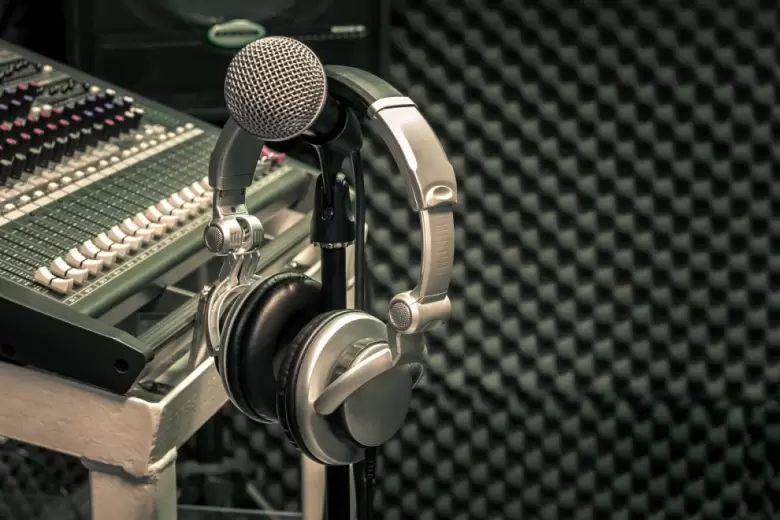 radio-studio-microphone-990x660