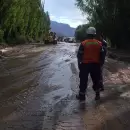 Las imágenes del agua bajando de la montaña y llegando a la Ruta 7 en Uspallata