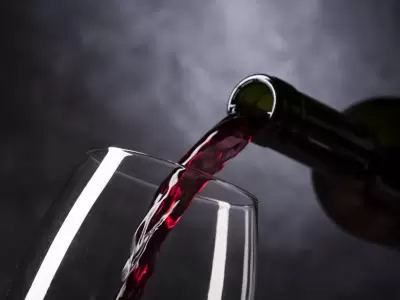 Botella sirviendo copa de Vino