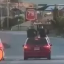 Ins�lito video: conductor llev� a dos personas sobre el techo de su auto
