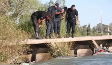 policia busca en el agua