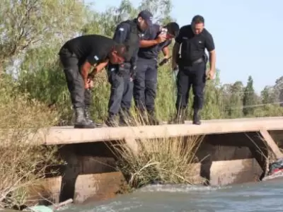policia busca en el agua