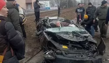 Un tanque ruso aplast� a un auto