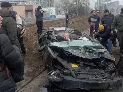 Un tanque ruso aplast a un auto