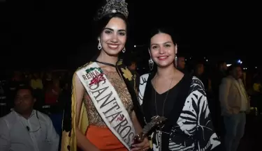 Flor Dest�fanis y Natasha S�nchez