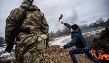 Los expertos ucranianos le ense�an a civiles como arrojar bombas molotov