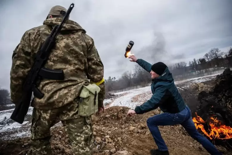 Los expertos ucranianos le ensean a civiles como arrojar bombas molotov