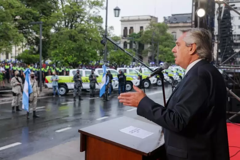Alberto Fern�ndez entrega patrulleros