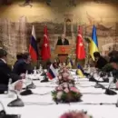 Avanzan las negociaciones y Rusia anuncia que reduce sus operaciones militares