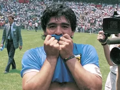 Diego Armando Maradona en el Estadio Azteca luego de ganarle a Inglaterra.