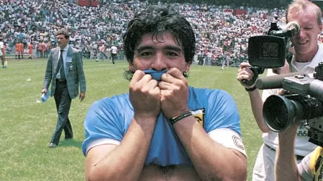 Diego Armando Maradona en el Estadio Azteca luego de ganarle a Inglaterra.