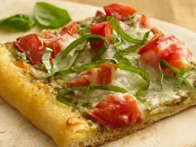 pizza integral con tomate y pesto