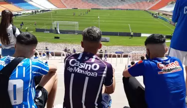 hinchas de godoy-cruz en el estadio malvinas argentinas