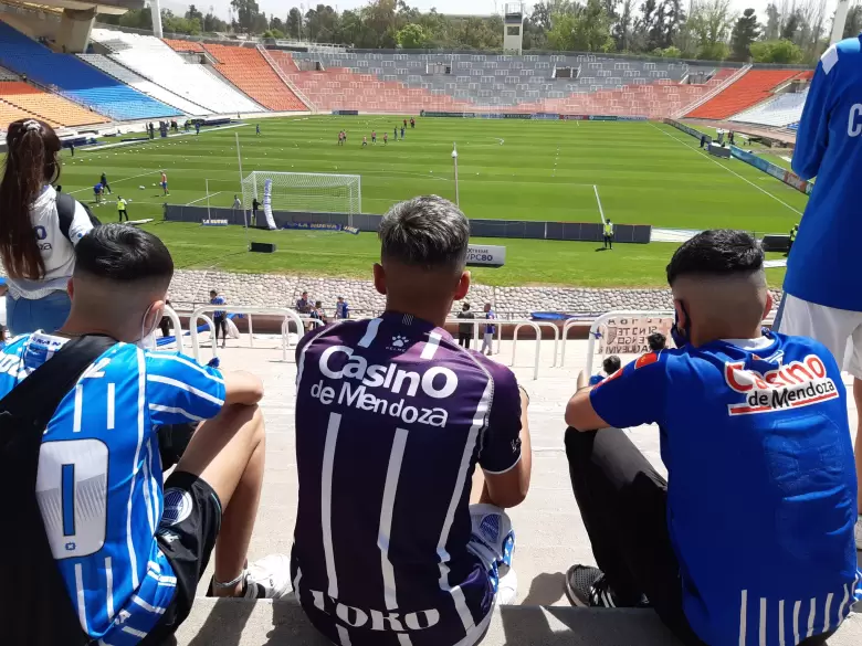 hinchas de godoy-cruz en el estadio malvinas argentinas