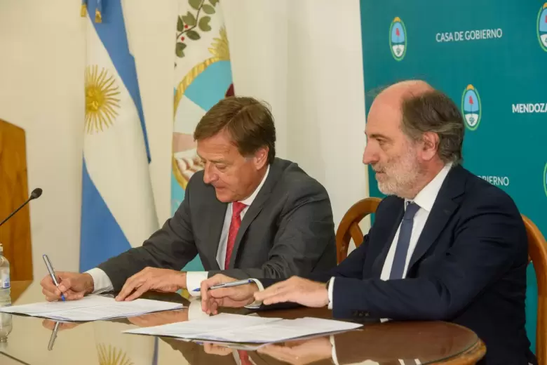 presidente del BNA, Eduardo Hecker, y el gobernador de Mendoza, Rodolfo Suarez