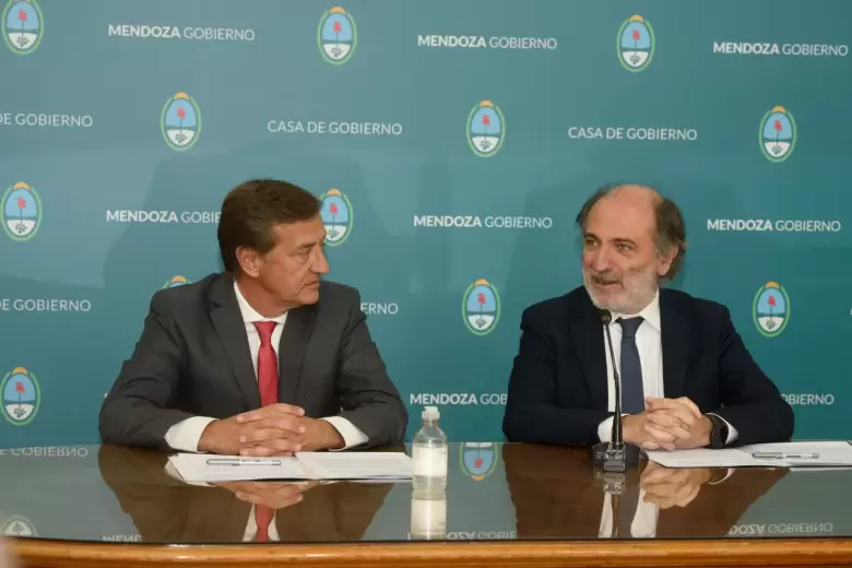 presidente del BNA, Eduardo Hecker, y el gobernador de Mendoza, Rodolfo Suárez