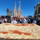 Cocinaron la milanesa a la napolitana "más grande del mundo"
