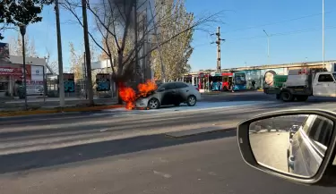 Auto incendiado en Godoy Cruz