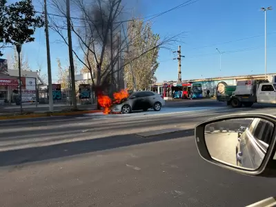 Auto incendiado en Godoy Cruz