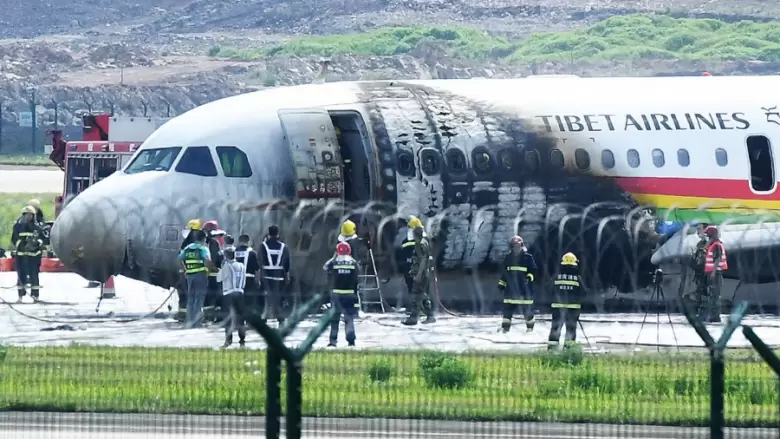 Avión incendiado en China