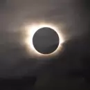 Las nubes quitaron esplendor pero no desalentaron a los mendocinos que observaron el eclipse