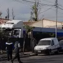 Un camin de YPF se incrust entre dos casas al lado de la cancha de Argentino