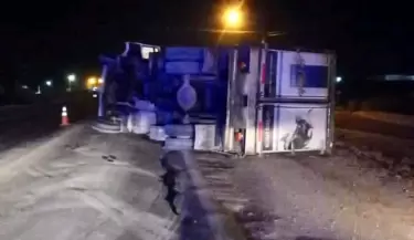 Camión volcó en Ruta Nacional 40, tránsito interrumpido