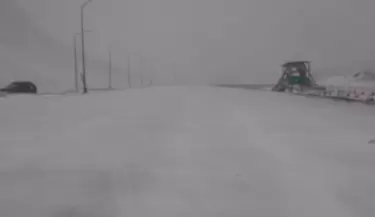 Tr�nsito en Alta Monta�a totalmente nevado