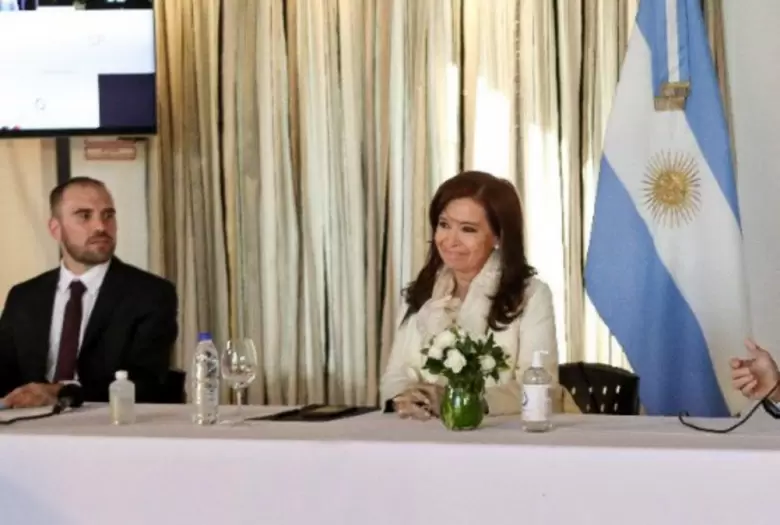 Martín Guzmán mira de reojo a Cristina