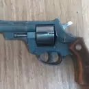 Detienen a una pareja que circulaba en moto con un revolver
