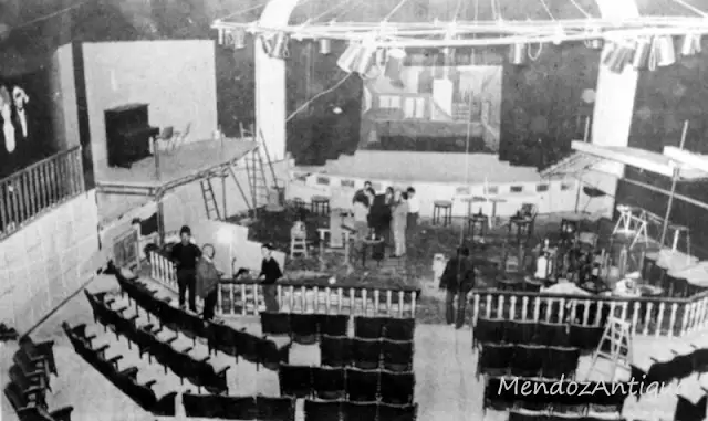 interior confitearia cabaret, que funciono en el ex cine suipacha. ano '73.