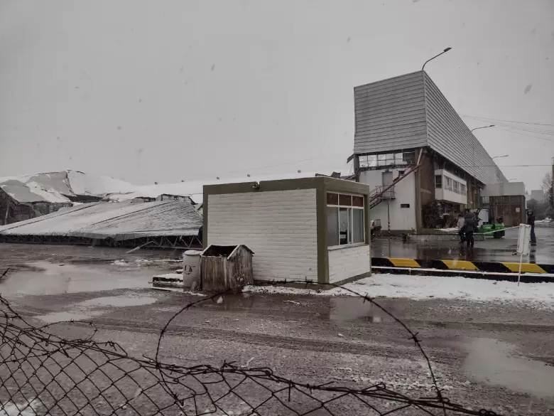 El techo del depsito de Expreso Lujn se cay por la nieve