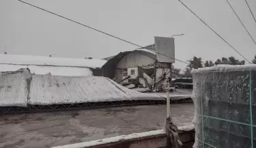 El techo del dep�sito de Expreso Luj�n se cay� por la nieve