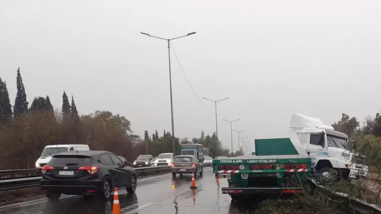 Cami�n hizo tijera en acceso este