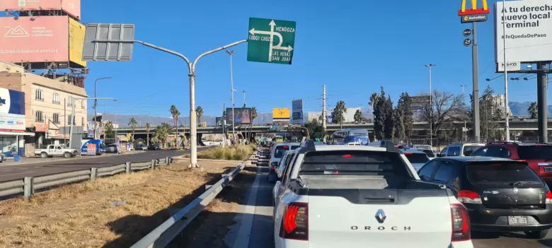 Caos vehicular nudo vial