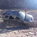Una familia volcó con su auto en alta montaña: tres menores y dos adultos heridos