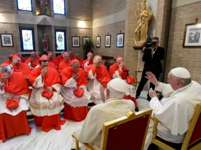papa francisco con cardenales