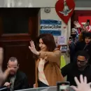 Cristina Kirchner saludó a los militantes que continúan en su casa de Recoleta