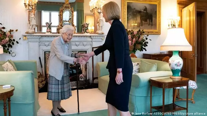 Reina Isabel II saludando a Liz Truss