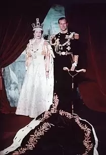 Isabel II y el duque de Edimburgo. Retrato oficial de la coronacin, junio de 1953. Fuente: Wikipedia.
