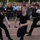 Tensión en Londres: un hombre saltó una valla de seguridad y corrió hacia el Rey Carlos III