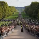 Miles de personas hacen largas colas en Londres para poder despedir a la reina Isabel II