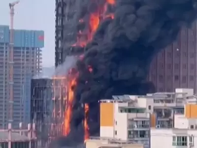 incendio-arrasa-un-rascacielos-en-china